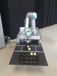 Als Beispiel der gemeinsamen Forschung und Entwicklung von Wandelbots, der TU Dresden und dem Exzellenzcluster CeTI diente auf dem Robotikevent Kollege Roboter ein Demonstrator mit UR-Roboter, der Teiglinge fÃ¼r das BÃ¤ckerhandwerk vorbereitet. (Bild: TU Dresden CeTI)