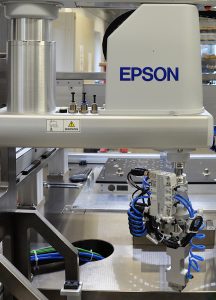 Der Spider-Roboter von Epson kommt in der Portalpresse Ã¼berkopf zum Einsatz. (Bild: Epson Deutschland GmbH)
