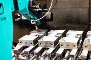 Wenn die Bearbeitungsmaschine das Signal âfertigâ an den Roboter sendet, betÃ¤tigt der Roboter Ã¼ber ein Pneumatikventil einen Zylinder und Ã¶ffnet die MaschinentÃ¼r, fÃ¤hrt in die Maschine ein und reinigt zunÃ¤chst mit einer Luftblasvorrichtung das WerkstÃ¼ck von KÃ¼hlemulsion. (Bild: Fruitcore Robotics GmbH)