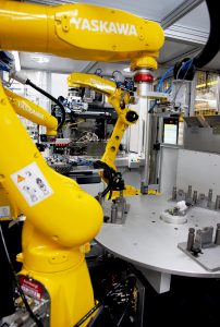 Am Rundtakttisch werden dem Einlegeroboter, einem Yaskawa-Roboter, mit 25kg Tragkraft und einer Reichweite von mehr als 1.700mm, die einzulegenden Kontakte lagerichtig in der Orientierung des SpritzgieÃwerkzeuges bereitgestellt. (Bild: EGS Automation GmbH)