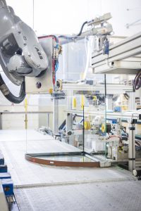 Insgesamt drei ABB-Industrieroboter vom Typ IRB 6620 nehmen die Glasscheiben auf, bringen Silikon auf und setzen sie zusammen. (Bild: JUWEL Aquarium)