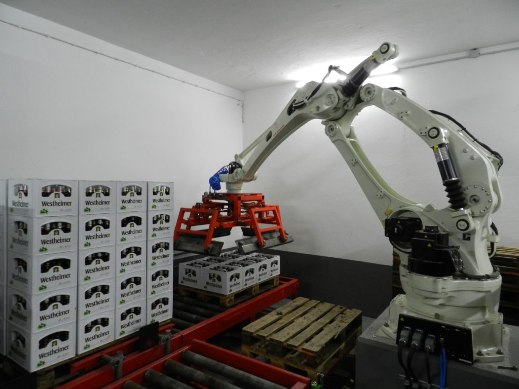 Mit einem CP500L-Palettierroboter von Kawasaki Robotics hat die vollstÃ¤ndige Automatisierung der Flaschenproduktion in der Westheimer Brauerei begonnen. (Bild: Kawasaki Robotics GmbH)