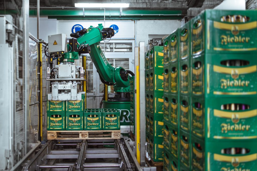 Kuka will dem enormen Automatisierungsbedarf der KonsumgÃ¼terindustrie mit passenden LÃ¶sungen begegnen: 
Hier palettiert ein Roboter BierkÃ¤sten. (Bild: Kuka Group)