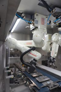 Vier Kawasaki-Roboter vom Typ RS007N und RS007L 
sind das HerzstÃ¼ck der Bio-Science-LÃ¶sung. (Bild: Kawasaki Robotics GmbH)