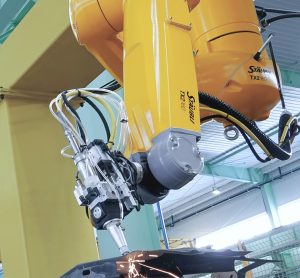 StÃ¤ubli prÃ¤sentiert den neuen Laser-Schneidroboter TX2-160L HDP auf der Automatica 2022. (Bild: StÃ¤ubli Tec-Systems GmbH)