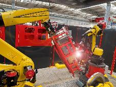 Die RoboterschweiÃzelle mit Handling- und SchweiÃroboter im Synchronbetrieb bietet ein hohes MaÃ an Bauteil- und HandlingflexibilitÃ¤t. (Bild: Fronius International GmbH)