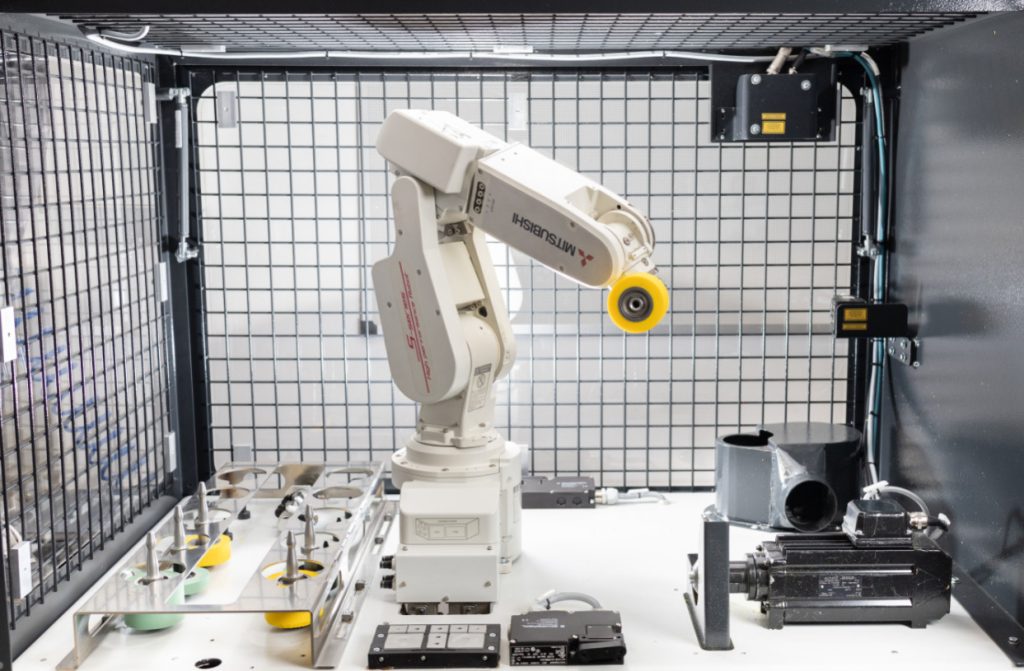 Der RoboGrinder setzt auf vertrauenswÃ¼rdige KI, um einen bisher rein hÃ¤ndischen Schleifprozess zu automatisieren. (Bild: David Gense / Fraunhofer IEM)