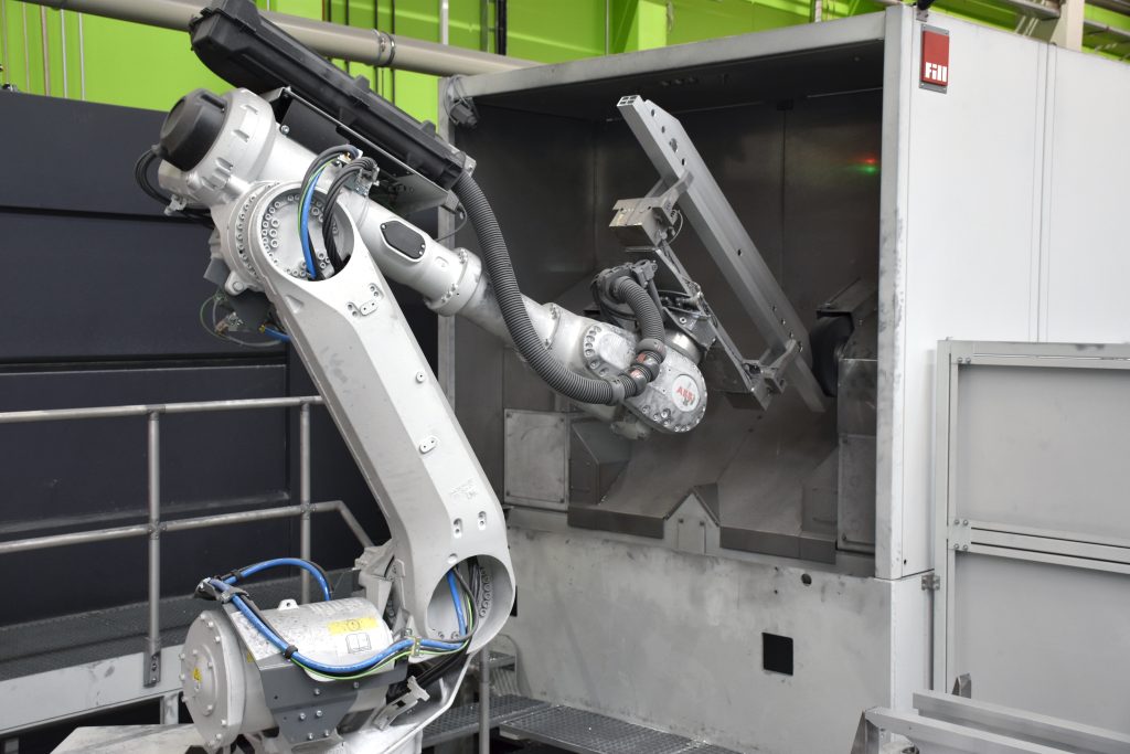 Nach beendetem Bearbeitungszyklus werden die WerkstÃ¼cke einzeln robotergefÃ¼hrt mithilfe der flexiblen BÃ¼rststation entgratet. (Bild: P. Kemptner)