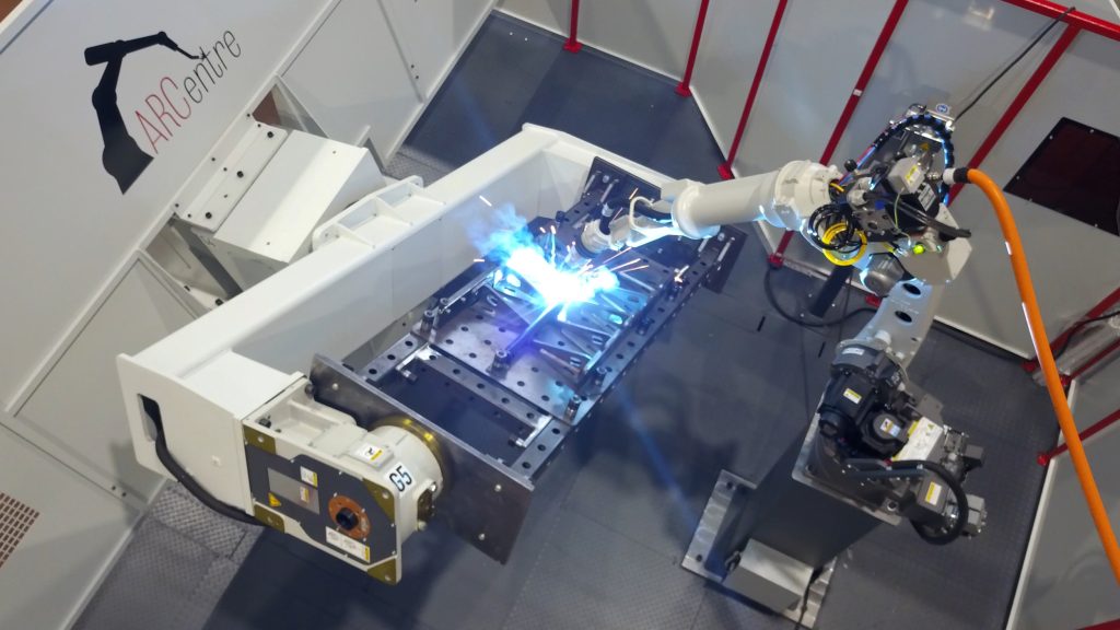 Der Roboter schweiÃt mit einer integrierten 
Tawers-Stromquelle von Panasonic mit 450A. (Bild: ERL GmbH)