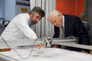 Prof. Nigel Franks (links) zeigt Sir David Attenborough (rechts) den Portalroboter wÃ¤hrend der ErÃ¶ffnung des neuen GebÃ¤udes fÃ¼r Biowissenschaften im Jahr 2014. (Bild: University of the West of England Bristol)