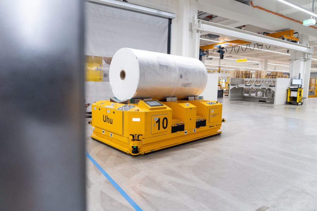 Das fahrerlose Transportsystem bewegt bei Herma Papier- sowie Folienrollen mit einem Gewicht bis zu 4,5 Tonnen. (Bild: STÃUBLI WFT GmbH)