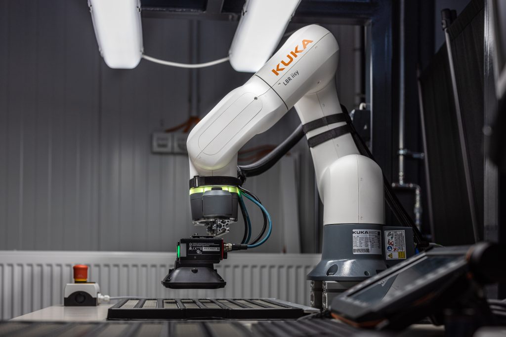 Das neue Betriebssystem iiQKA und der Cobot LBR iisy sollen auch KMUs und Robotikneueinsteigern die Welt der Automatisierung Ã¶ffnen. (Bild: Kuka Deutschland GmbH)